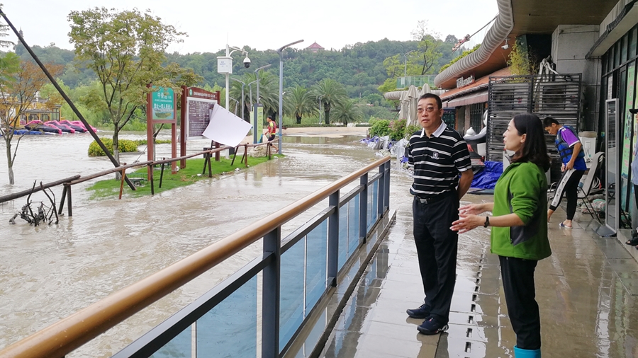 07-8月17日，程一書記在三江碼頭檢查雨后受災(zāi)情況_副本